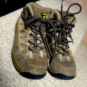 Kids Hiking shoes size 6 they are like keen